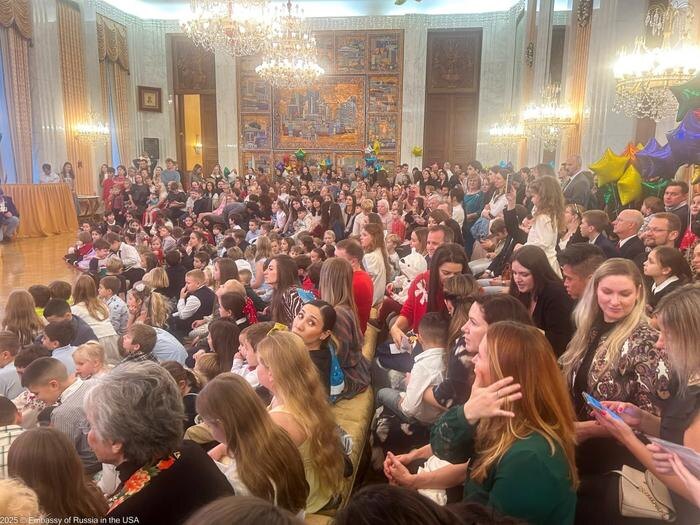 В посольстве России в США устроили детский новогодний праздник. Фото © Telegram / Embassy of Russia in the USA / Посольство России в США