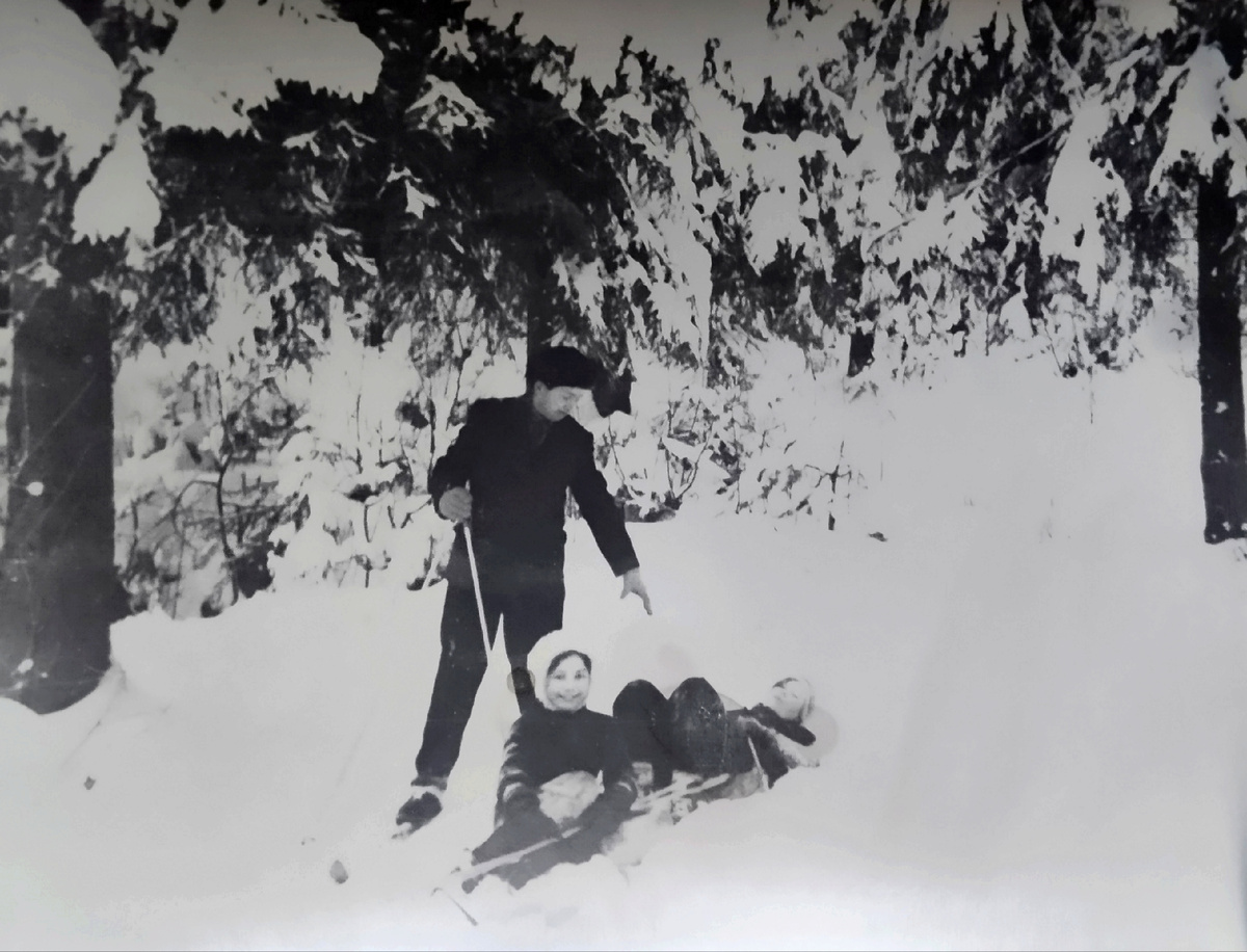 На лыжной прогулке с дядей  и двоюродной сестрой