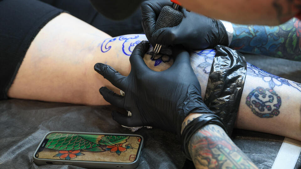     Расклеили листовки о том, что маньяк: клиентка устроила травлю тату-мастера www.globallookpress.com/Shatokhina Natalia/news.ru