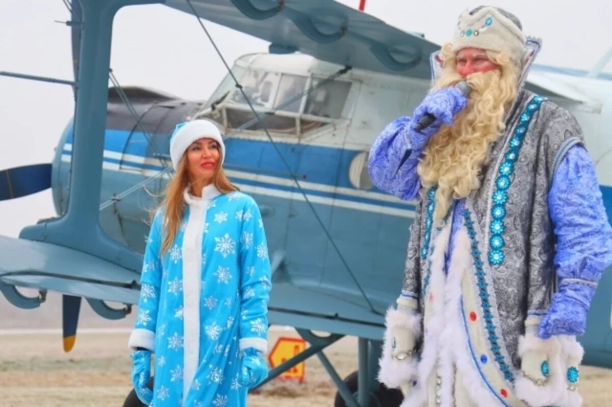    Дед Мороз на самолёте.