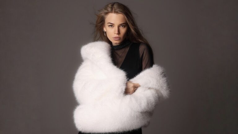    На фото певица Манифестор