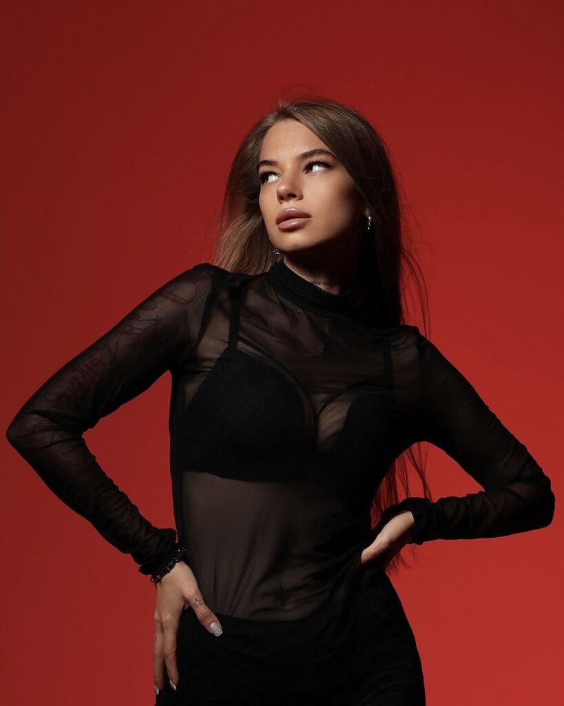   На фото певица Манифестор