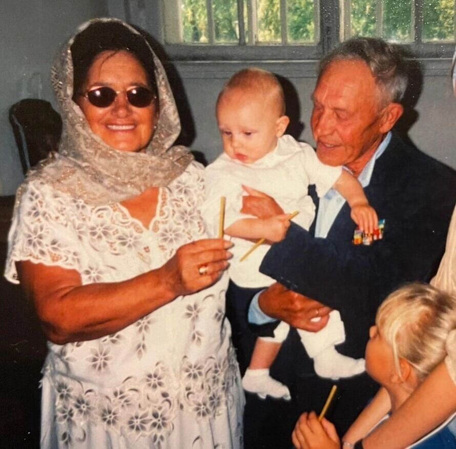    Маленький Лукас Портман с бабушкой и дедушкой   Instagram* Лукаса Портмана