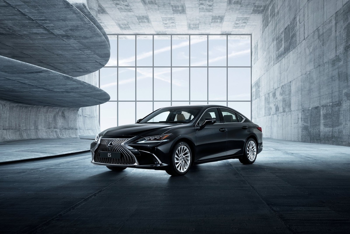    Сейчас Лариса Гузеева ездит на седане Lexus ES 250