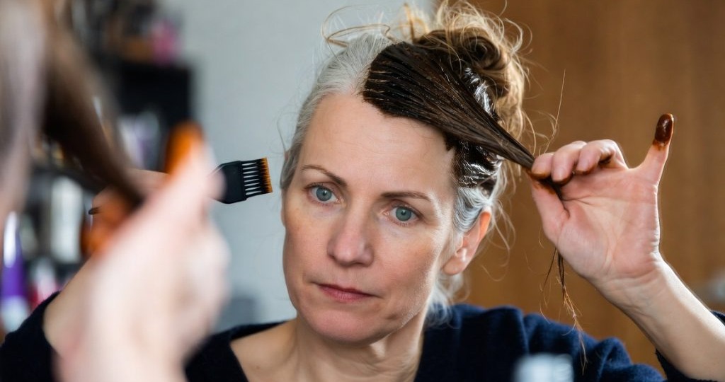 Топ-7 ошибок при окрашивании седых волос дома: как избежать «грязного» и слишком тёмного цвета