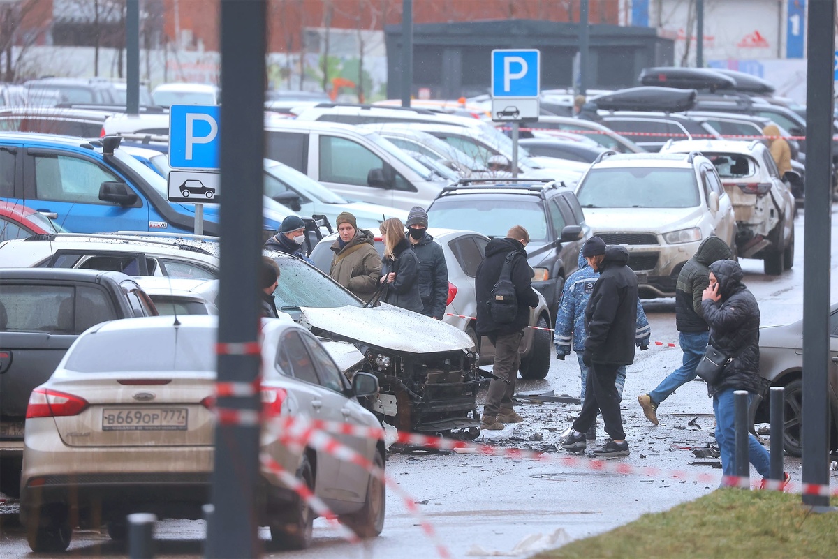    Корейский внедорожник успел отъехать от места парковки буквально несколько метров, после чего произошел взрыв. К приезду медиков генерал Сарваров еще был жив, но позже скончался. /Александр Корольков/ РГ