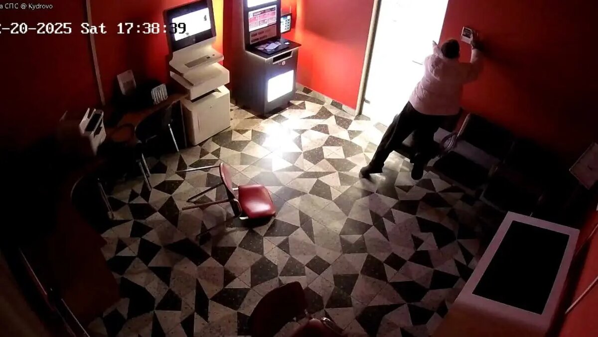    Фото: скриншот видео с камеры наблюдения в МФЦ