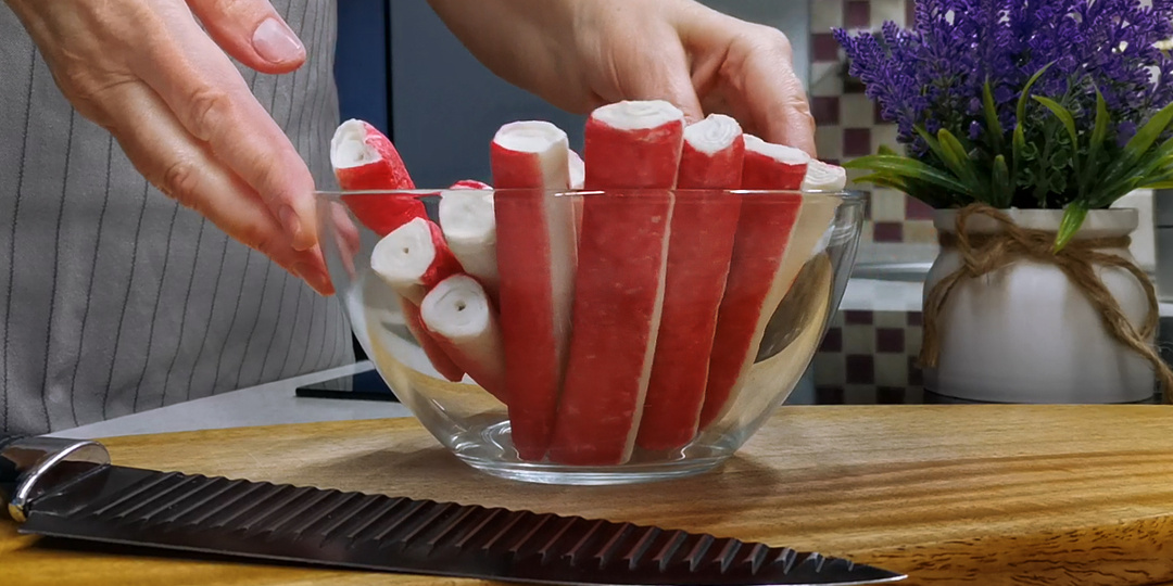 Этот салат поражает своим составом и нежным вкусом. Новый рецепт с крабовыми палочками на Новый год, удивительное сочетание ингредиентов