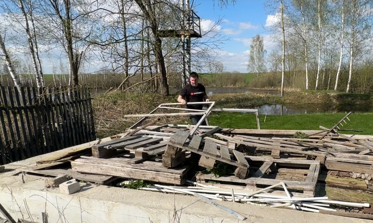 Судя по расположению и габаритам — на этом фундаменте тоже планировали баню, а возможно, она там и была.