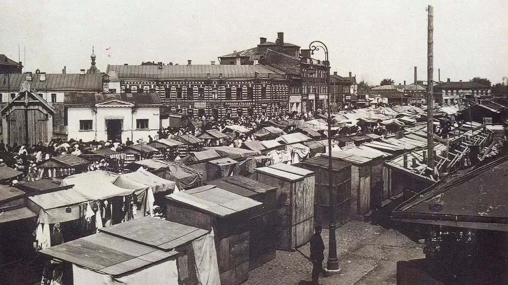 Рогожский Вал (Сенная площадь). Налево уходит 1-я Рогожская (Школьная) улица. Фото: pastvu.com