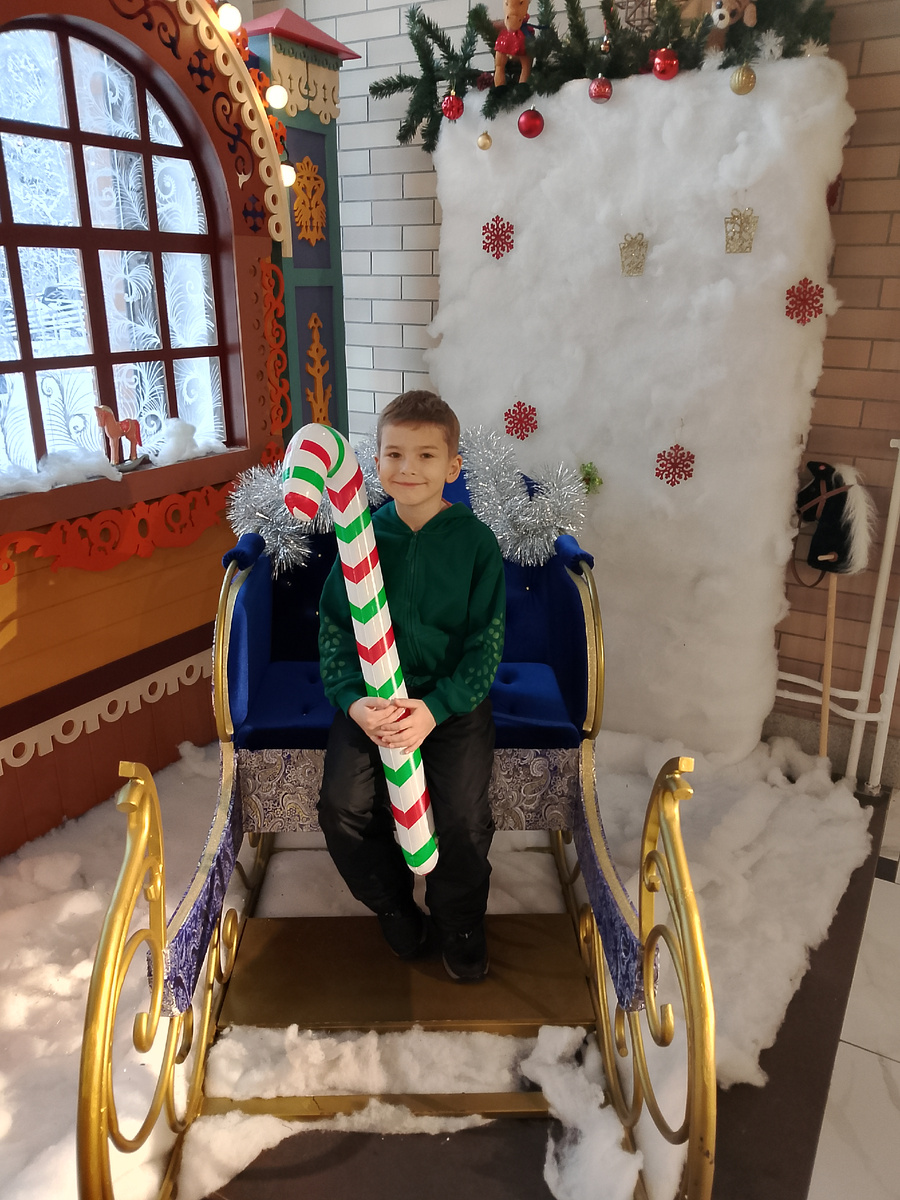 Егор одет совсем не по-театральному, не ожидали, что получится пойти на спектакль.