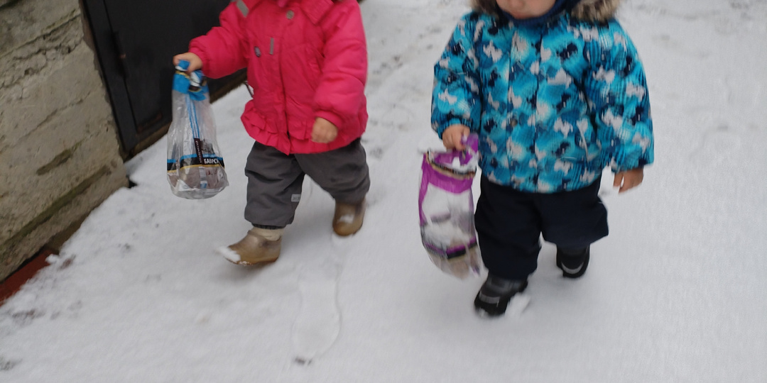 Как двойняшки ходят в гости и играют в гости