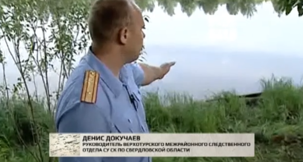 Следователь показывает, где былы найдены тела