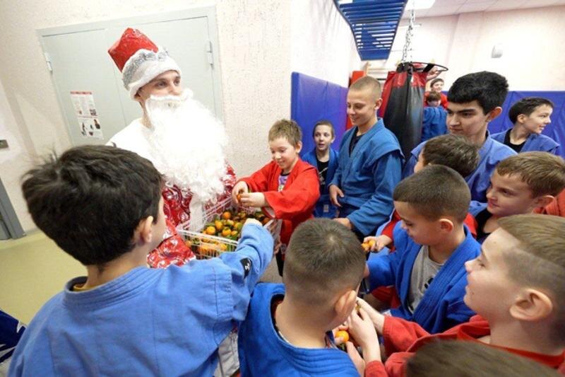    Фото в материале из telegram-канала «Выбор сильных Свердловская область» / Дед Мороз и спортсмены