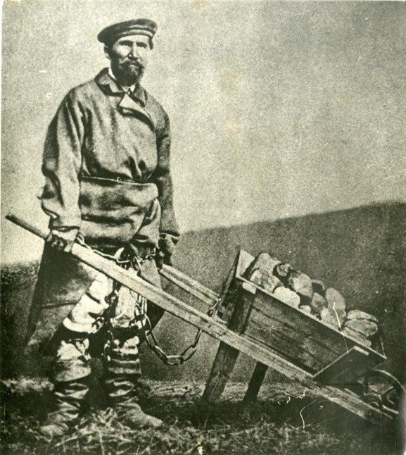 Ссыльнокаторжный, прикованный к тачке. Нерчинская каторга. 1900—1917. Фото из открытого доступа