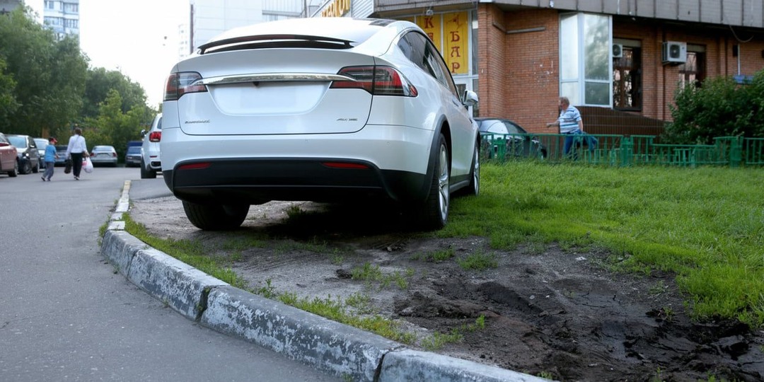 Штраф за парковку на газоне, даже на «убитом» участке нельзя ставить машину