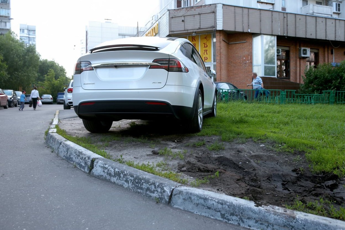    Штраф за парковку на газоне, даже на «убитом» участке нельзя ставить машину