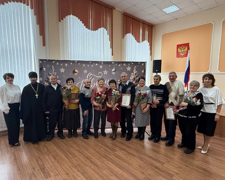     В Курской области сразу пять пар отметили «золотую» и «изумрудную» свадьбы