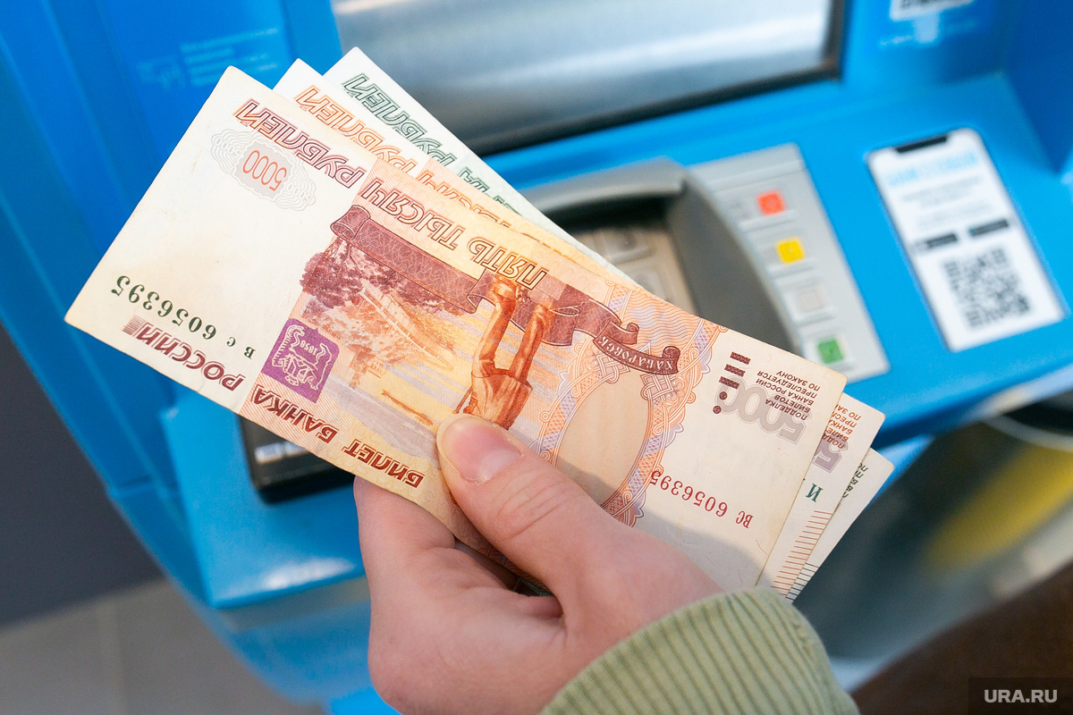 С карты пропавшей стали снимать деньги дочь и зять. Фото: Денис Моргунов © URA.RU