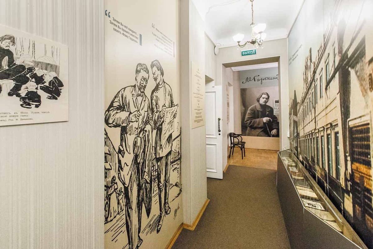 Экспозиция в коридоре рассказывает о творческих взаимоотношениях Горького с Чеховым