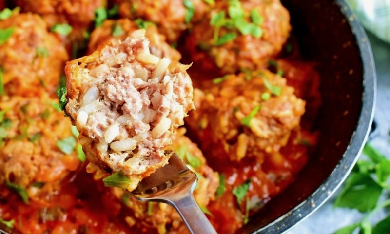 Мясные ежики из фарша с рисом как у бабушки, только с секретной подливкой: вкусный ужин, который съедают за минуты