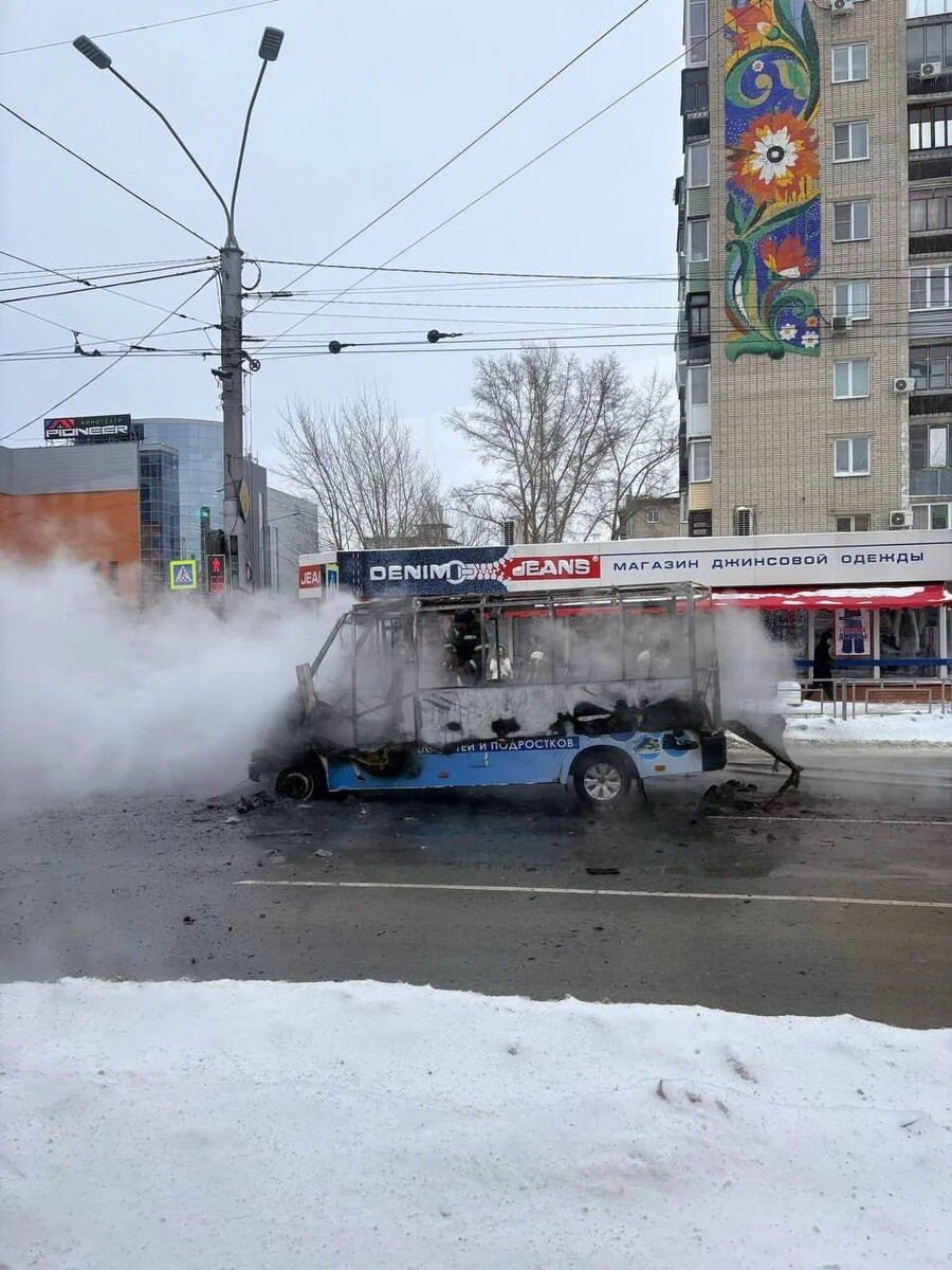    Сгоревшая маршрутка на проспекте Ленина. Источник: "Инцидент Барнаул"