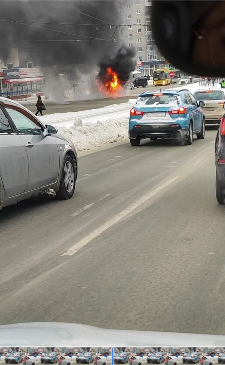    Сгоревшая маршрутка на проспекте Ленина. Источник: "Инцидент Барнаул"