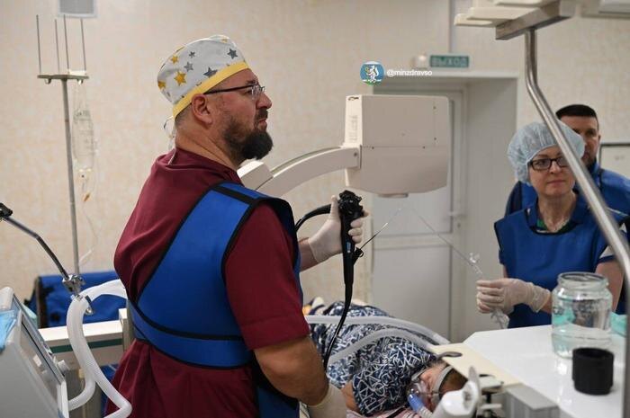 Операция по извлечению сосиски из пищевода пенсионерки. Фото © VK / Минздрав России по Свердловской области