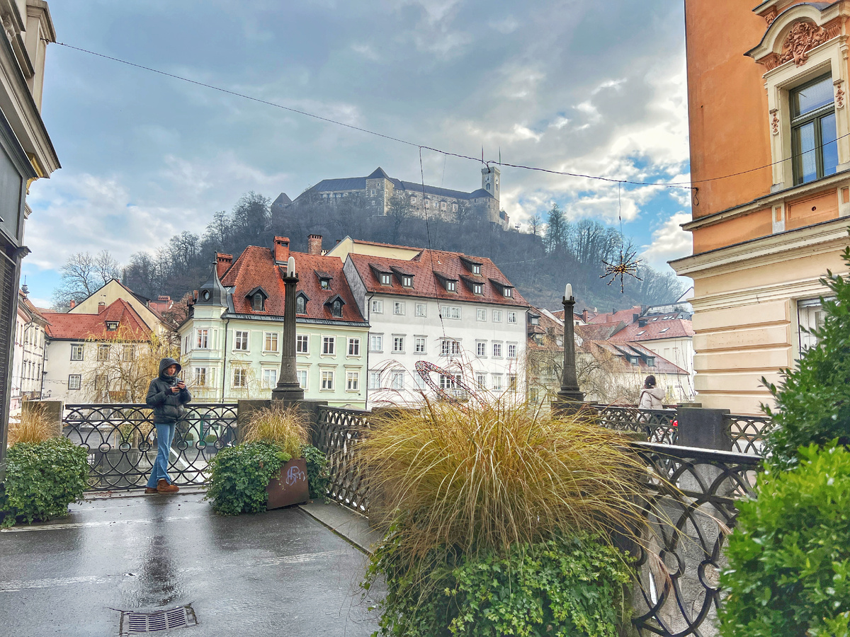 Люблянский град. Вид от набережной в старом центре города. Фото автора