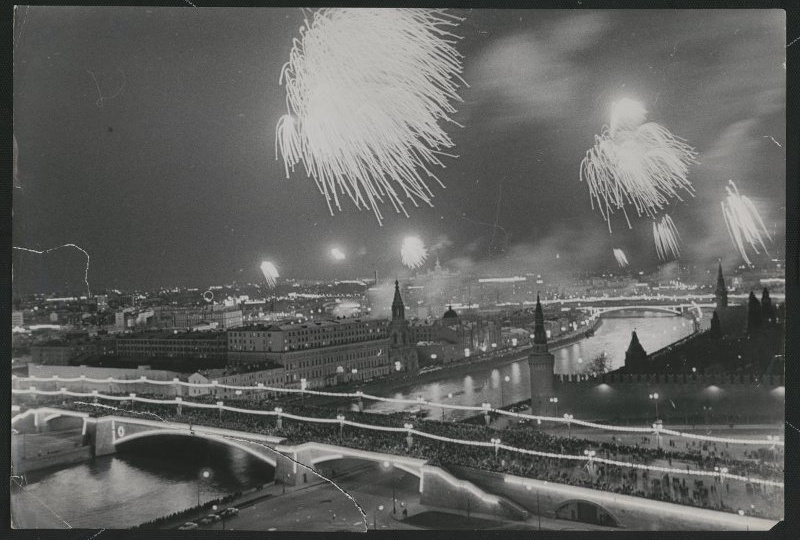 Огни Москвы: снимки праздничной иллюминации с 1920-х по 1990-е годы