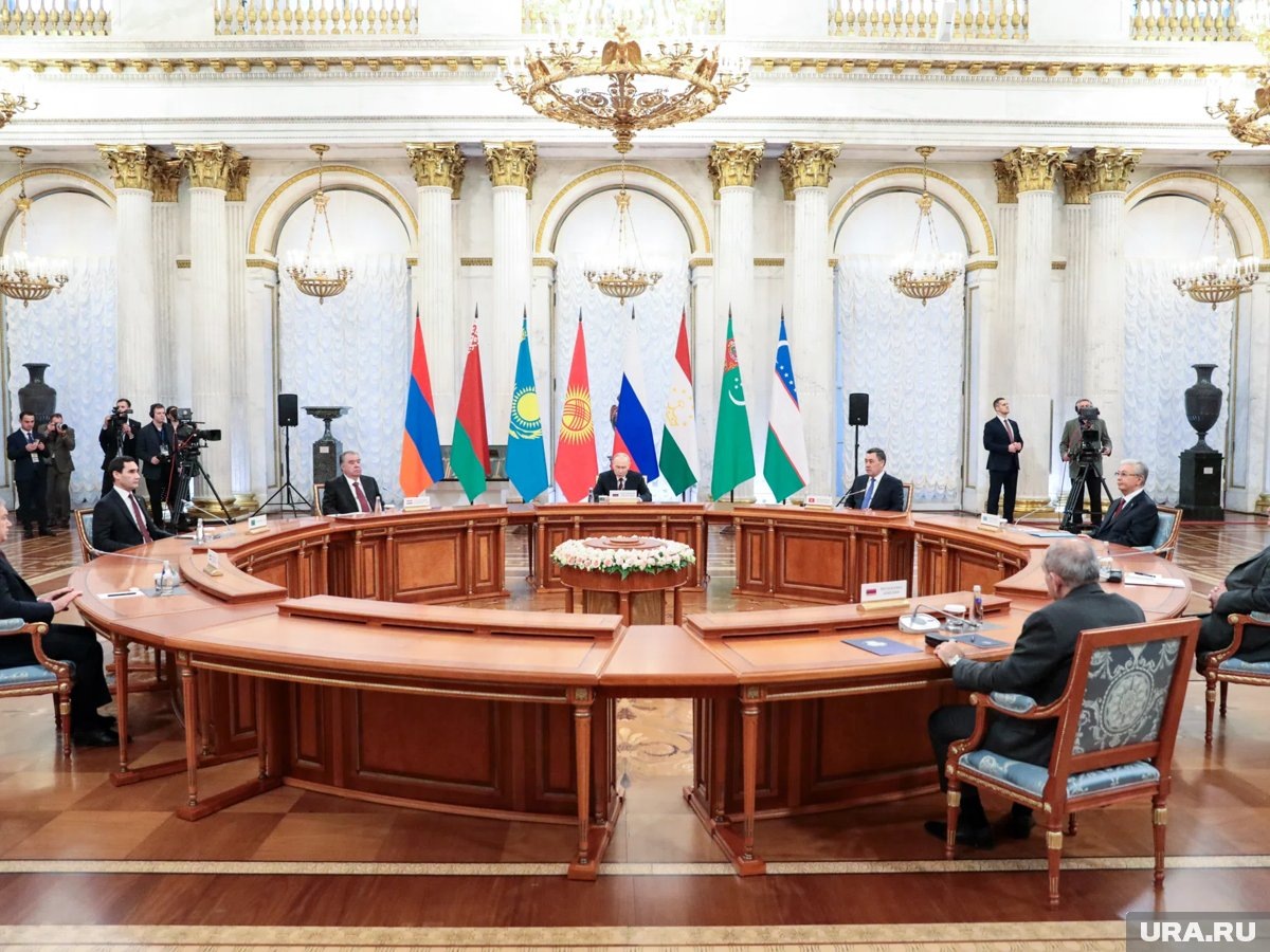    Президент Владимир Путин собрал коллег в Георгиевском зале Зимнего дворца