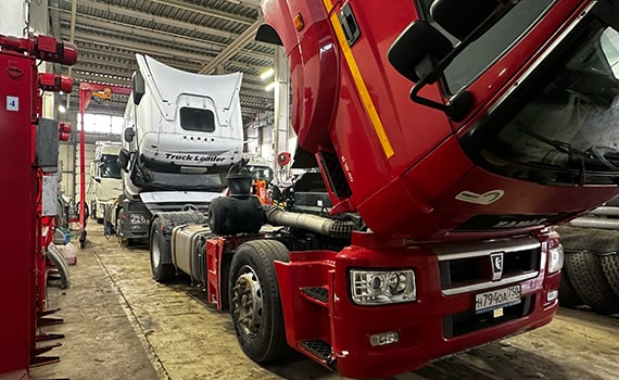 Исправный грузовой автомобиль – это основа вашей прибыли и гарантия соблюдения графика. Когда же случается поломка, перед владельцем встает два ключевых вопроса: как быстро восстановить технику и кому можно доверить столь сложную работу? Общее понимание того, как ремонтируют грузовики, позволяет принять верное решение и избежать лишних затрат. В этой статье мы разберем основные этапы и виды ремонта грузовых автомобилей, чтобы вы могли уверенно взаимодействовать с сервисом грузовиков.