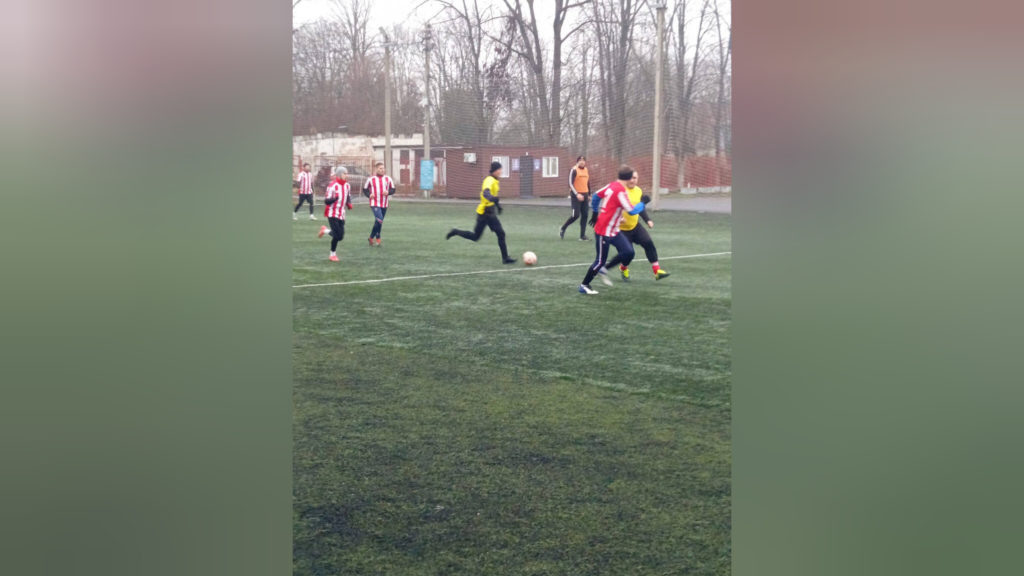    На фото один из моментов игры между «Локомотивом» «Витязем». Владимир Головенко