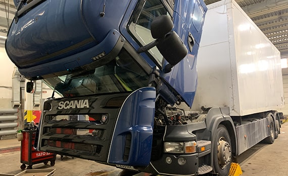 Дизельные двигатели Scania с системой HPI (High Pressure Injection) — это образец эффективности и мощности. Однако при нарушении работы этой сложной системы владелец грузовика сталкивается с серьезными проблемами: катастрофическим перерасходом топлива и потерей тяги. Игнорирование первых симптомов может привести к дорогостоящему капитальному ремонту. В этой статье мы разберем 5 ключевых признаков неисправности, которые помогут вам своевременно диагностировать проблему и принять верное решение.