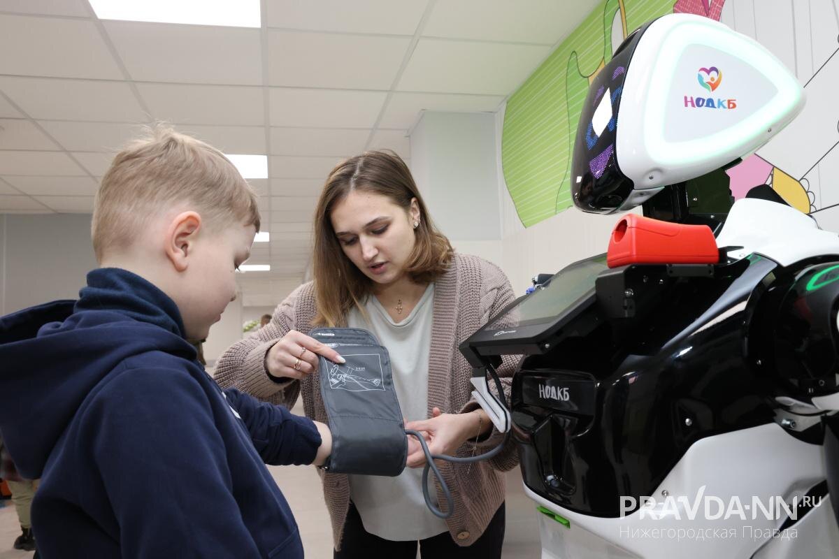    Робот Добрыня измеряет давление и уровень сахара у детей бесконтактным способом