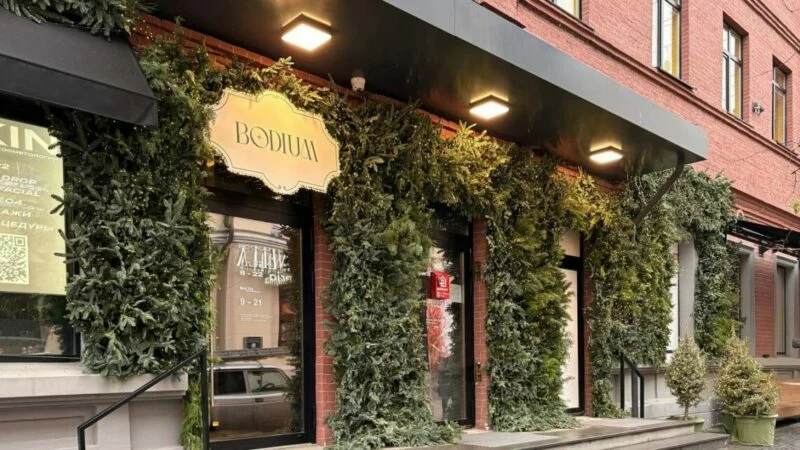 Фасад — лицом: как украсить ресторан к Новому году, чтобы привлечь клиентов