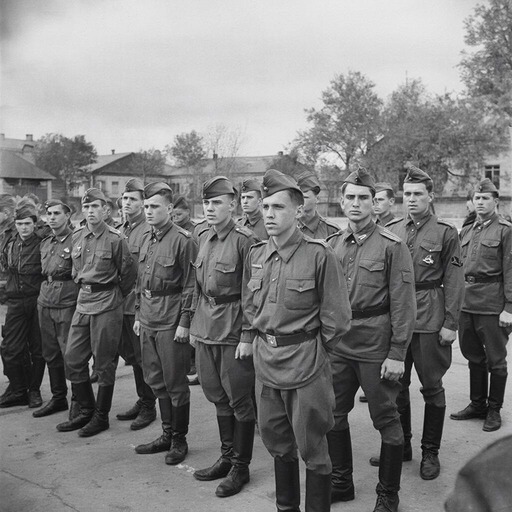 Новобранцы. Изображение сгенерировано сервисом GigaChat