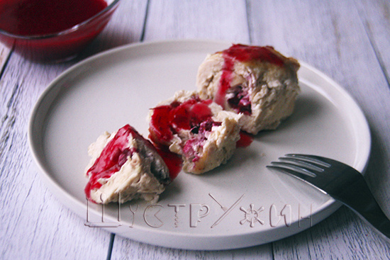 Куриные рулеты с клюквенным соусом.