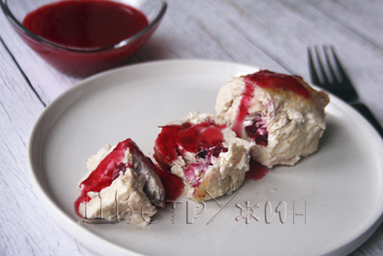 Лёгкое горячее на праздник - куриные рулеты с клюквой.