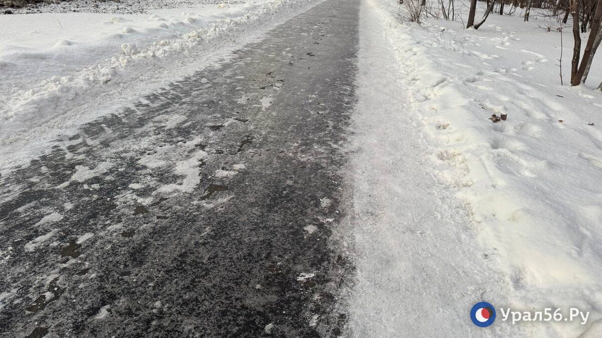    Тротуар-каток на Восточной: Жители Оренбурга жалуются на гололед