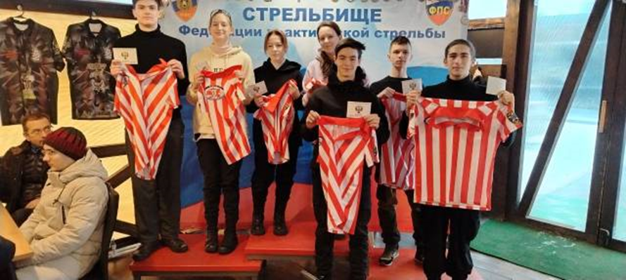 Роман (справа) на торжественной церемонии вручения судейских футболок. Фото с просторов интернета.