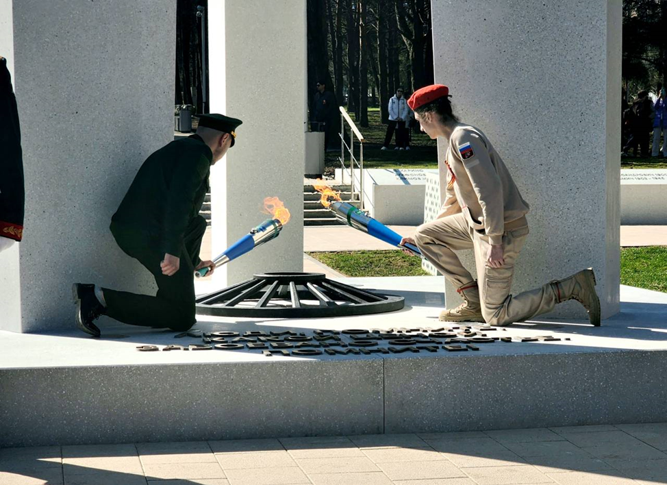 Торжественное зажжение вечного огня. Роман справа. Фото из открытых источников.