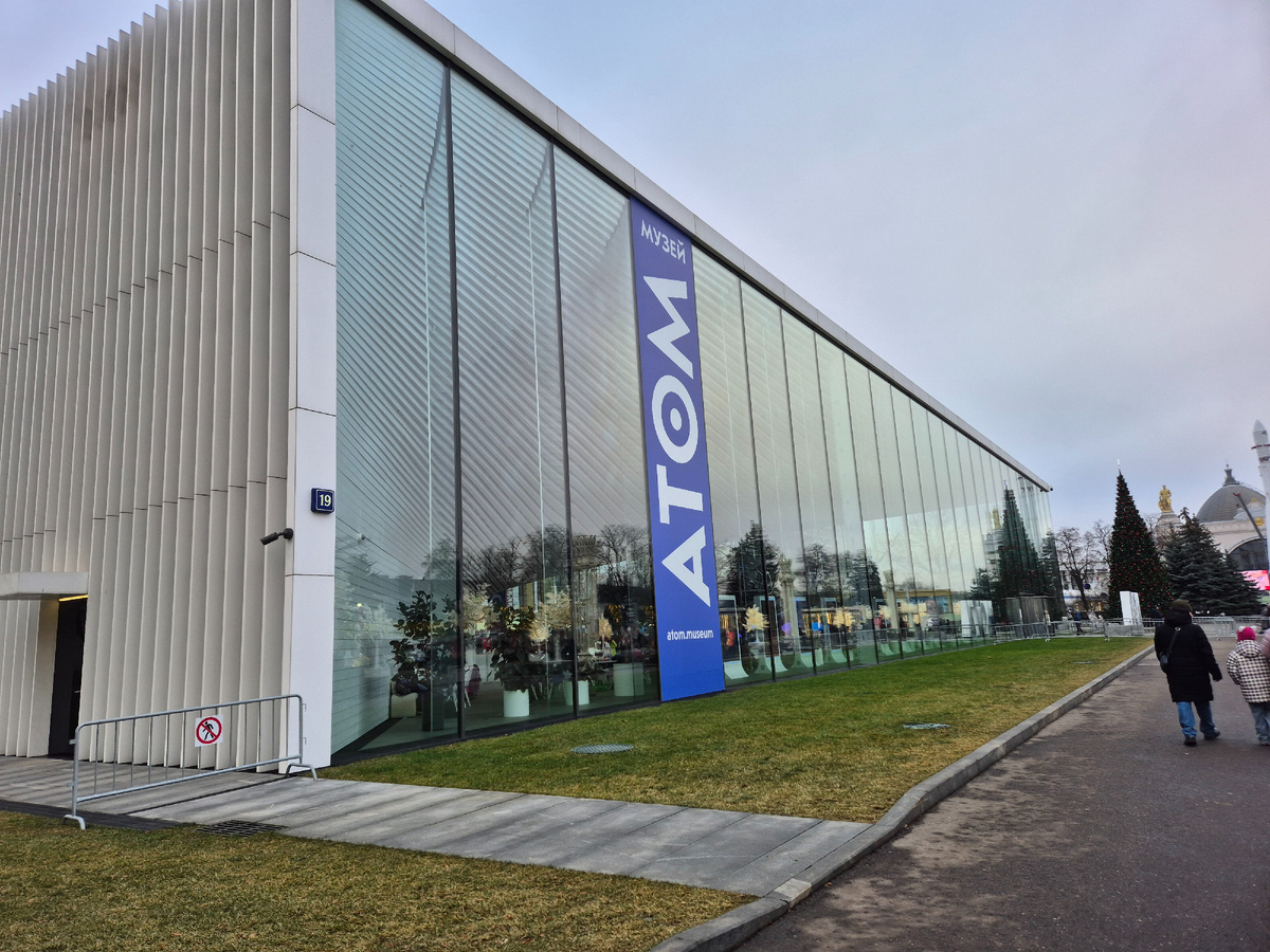 Здание музея, это очень большой и красивый павильон!