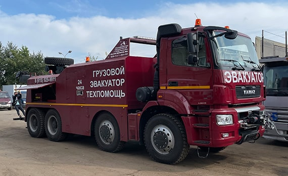 Когда возникает необходимость в эвакуации грузовиков, многие владельцы коммерческого транспорта сталкиваются со сложностями. Процесс транспортировки тяжелой техники имеет принципиальные отличия от эвакуации легковых автомобилей и требует специального оборудования, соответствующих навыков от экипажа и знания правовых норм. Понимание того, как эвакуируют грузовые автомобили, позволяет принять верное решение в критической ситуации, минимизировать простой и избежать дополнительных расходов. В этой статье мы подробно разберем все этапы процесса, виды спецтехники и юридические аспекты, важные для владельцев комтранспорта.