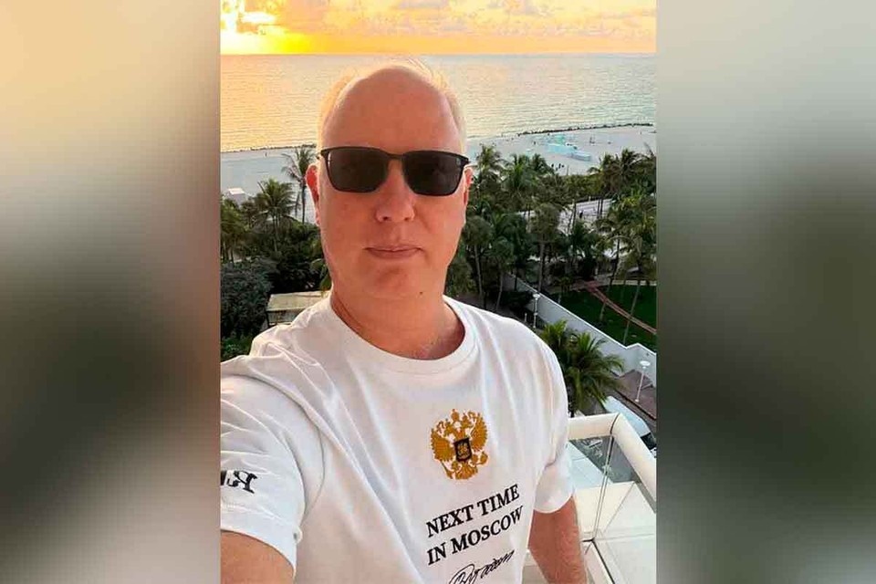    Кирилл Дмитриев сделал селфи в "говорящей" футболке перед возвращением в Россию из Майами. социальные сети