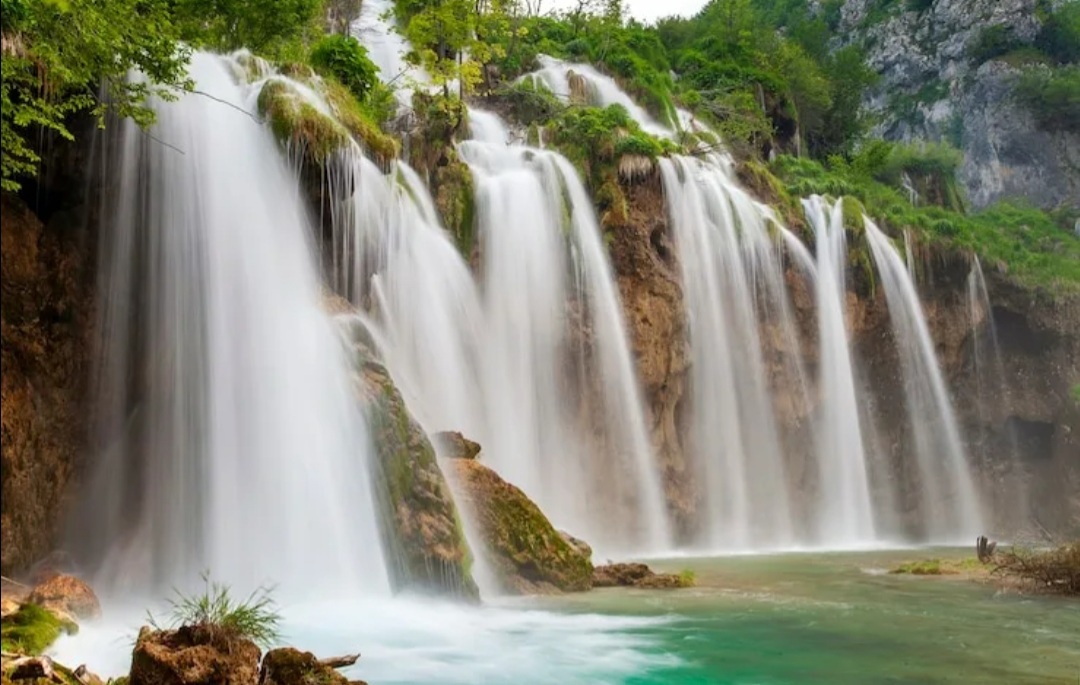 Живут на планете земля и такие еще одни божественные путешествия, дорожки к загадочным явлениям к уникальным и потаенным, углубленным местечкам природы, где никто и никогда не бывал и даже и не сможет туда дойти это на триллион процентов и даже больше. Я и сама тоже не один раз побывала на водопадах и причем так далеко ходила, во всякие дебри