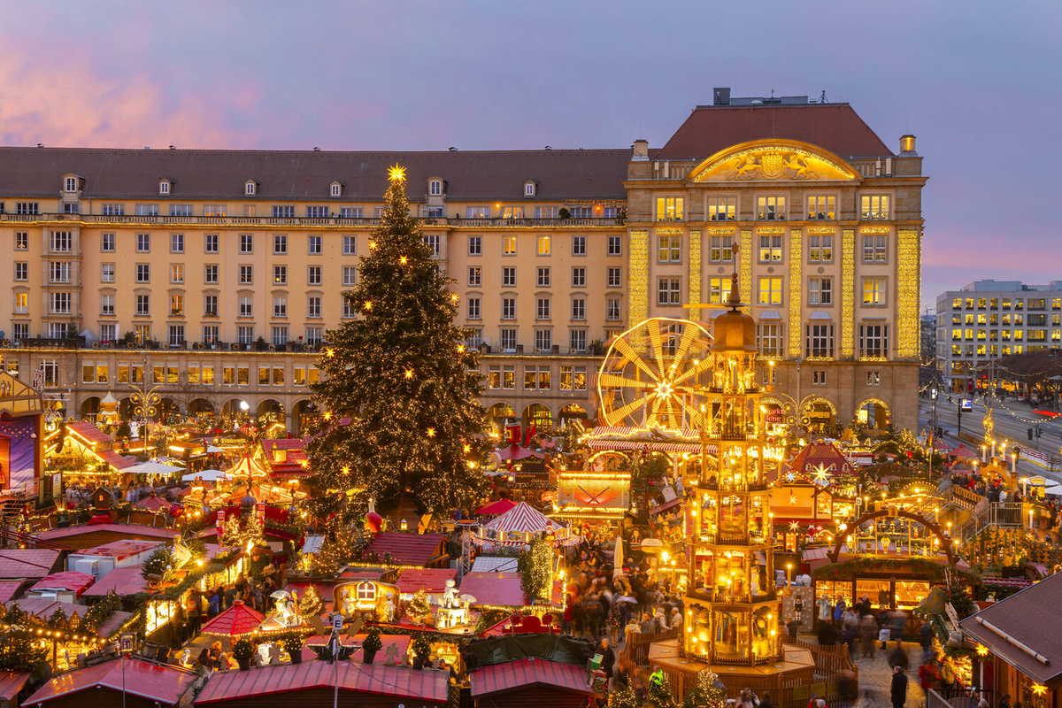 Старейшая в Германии рождественская ярмарка (Дрезденский Штрицельмаркт проводится с 1434 года) на площади Альтмаркт, Дрезден, Саксония, Германия, 9 декабря 2025 года ©IMAGO/Sylvio Dittrich/Global Look Press  📷