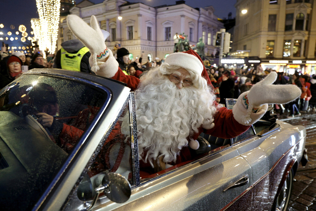 Санта-Клаус в кабриолете во время открытия Рождественской улицы в центре Хельсинки, Финляндия, 22 ноября 2025 года ©Seppo Samuli/Reuters  📷