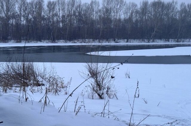    По фото видно, что лёд на реке Томь крайне опасный и можно легко провалиться. Фото: Прокуратура Кемеровской области