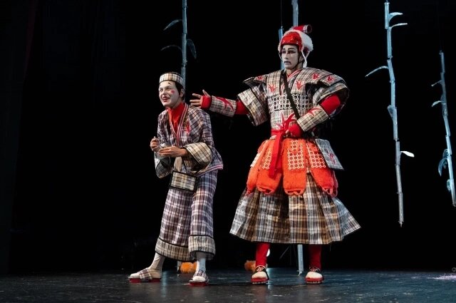    Братья Кун (Владимир Куражев) и Джан (Ксения Шагаевская). Фото: Омский государственный драматический «Пятый театр»/ Анна Шестакова